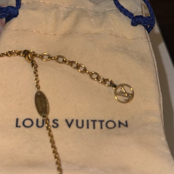 Louis Vuitton Essential V Necklace - Picture 3 of 4